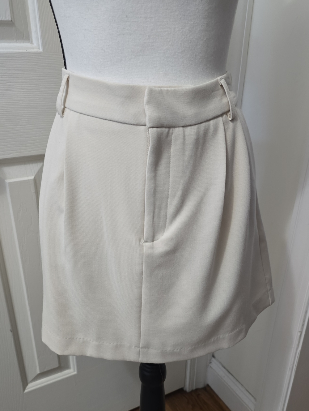 SO BRAND WOMEN'S JUNIORS SIZE LIGHT CREAM HIGH-RISE MINI SKIRT SIZE LARGE
